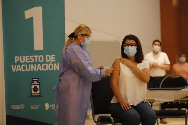 Llegaron más dosis de AstraZeneca a Córdoba y se retoma la vacunación