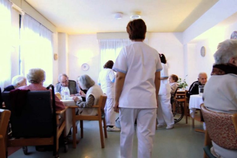 Habilitaron las visitas cuidadas a los residentes de geriátricos en Córdoba