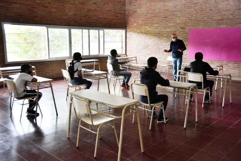 Córdoba: docentes sin vacunar y sin PCR no podrán ingresar a las escuelas y tendrán descuentos