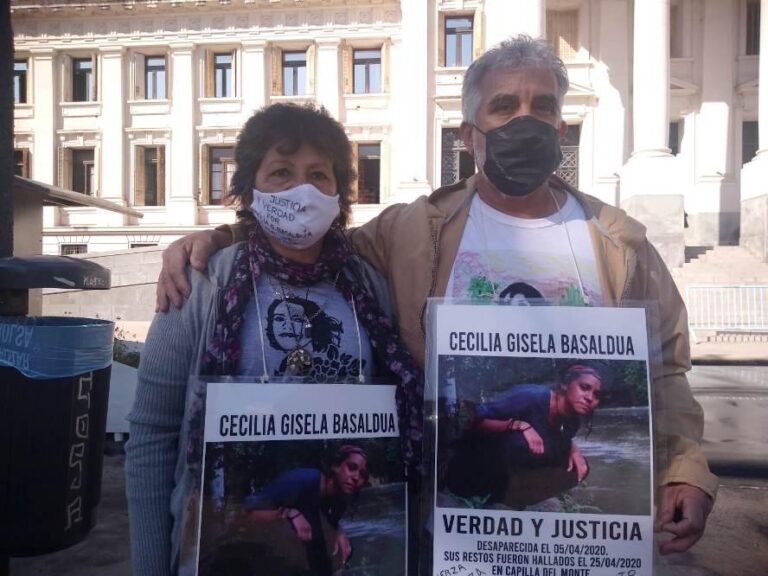 Familiares y amigos de Cecilia Basaldúa reclamaron justicia frente a Tribunales