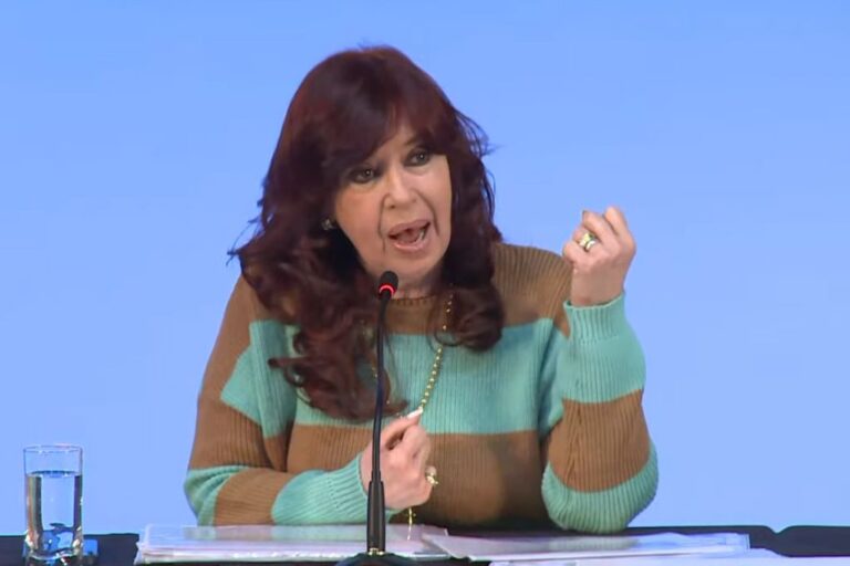 Cristina Kirchner dijo que está “ante un pelotón de fusilamiento mediático-judicial”