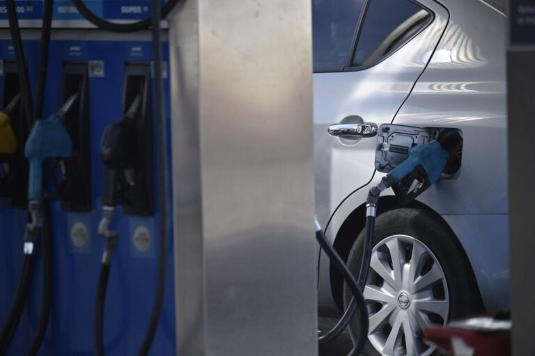 El Gobierno postergó otra vez la suba del impuesto sobre los combustibles