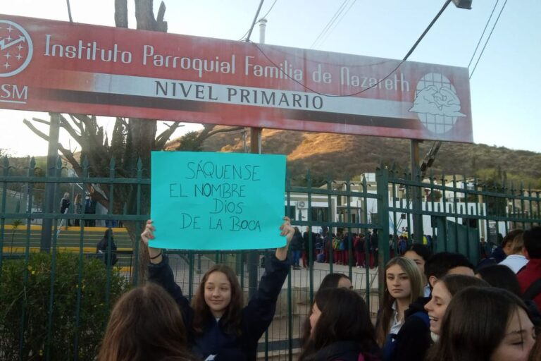 Protesta contra un sacerdote que dirige un colegio en Villa Carlos Paz