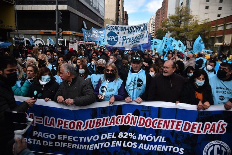 Córdoba: Izquierda Socialista presentó un proyecto legislativo que busca prohibir los descuentos a los docentes por paro