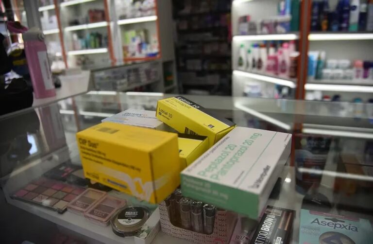 Tras la devaluación, los medicamentos subieron un 27% y las farmacias advierten que tienen problemas financieros