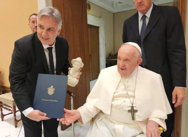Llaryora le entregó al Papa la invitación para que visite la provincia de Córdoba