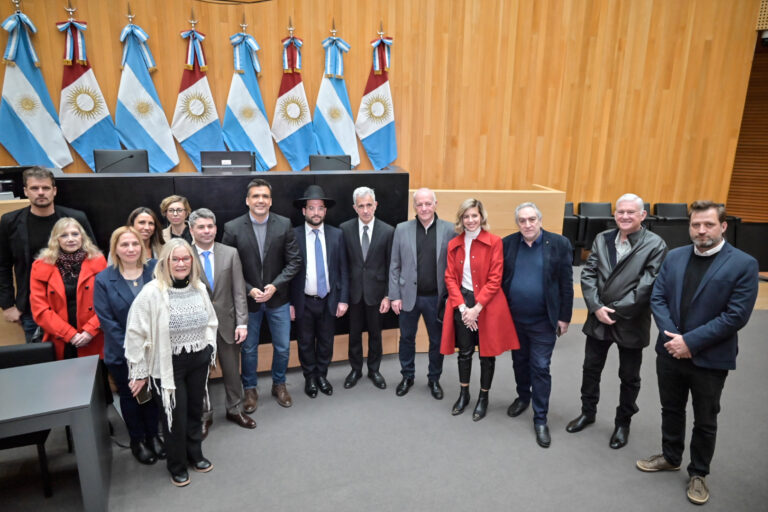 La Legislatura conmemora con una exposición fotográfica los 30 años del atentado a la AMIA