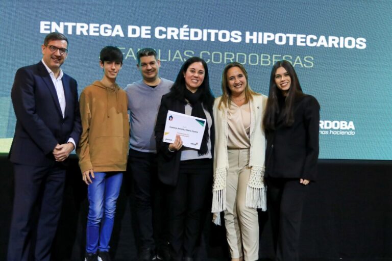 La vicegobernadora participó en la entrega de los nuevos préstamos hipotecarios de Bancor