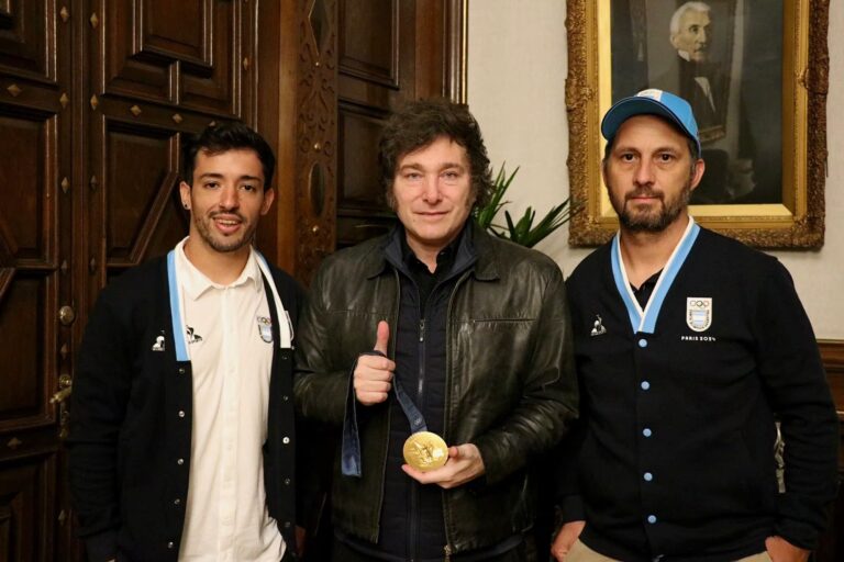 Javier Milei recibió a José “Maligno” Torres y lo sacó al balcón de Casa Rosada