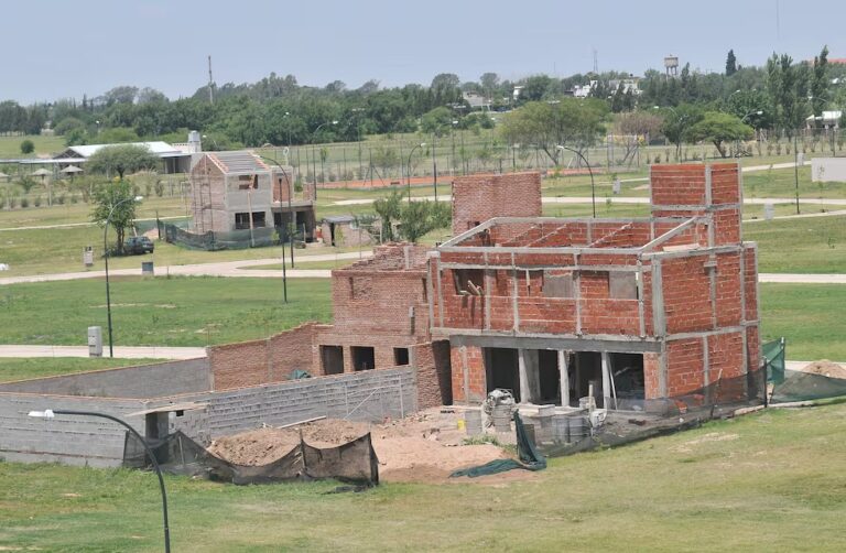 Cuesta arriba: se necesitan 107 meses de salario para construir una vivienda en Córdoba