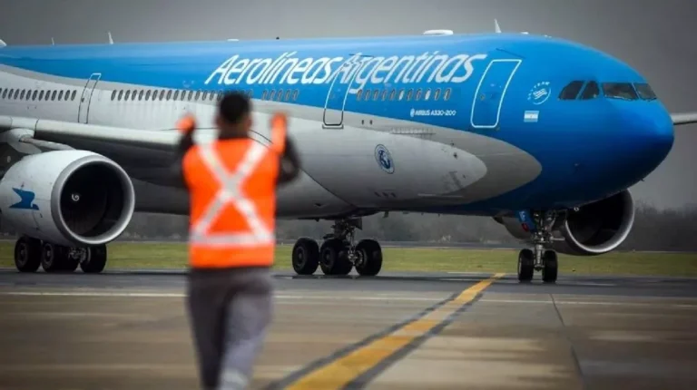 Aerolíneas Argentinas despidió a tres pilotos por el paro del viernes pasado