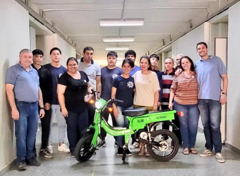 Cruz del Eje: Alumnos armaron una moto eléctrica y ahora, buscan que funcione con energía solar