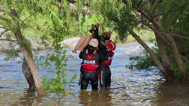 Villa de Soto: un equipo de Bomberos y del DUAR rescató a ocho personas en medio de una creciente