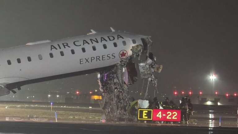 Nueva York. Tragedia: un avión de Air Canada chocó contra un camión de bomberos y murieron el piloto y el copiloto