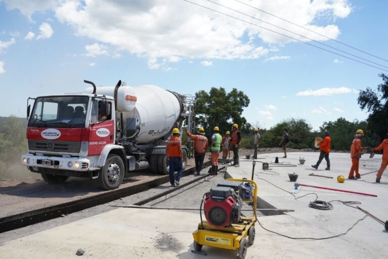 Avanza la obra de saneamiento del perilago de Cruz del Eje