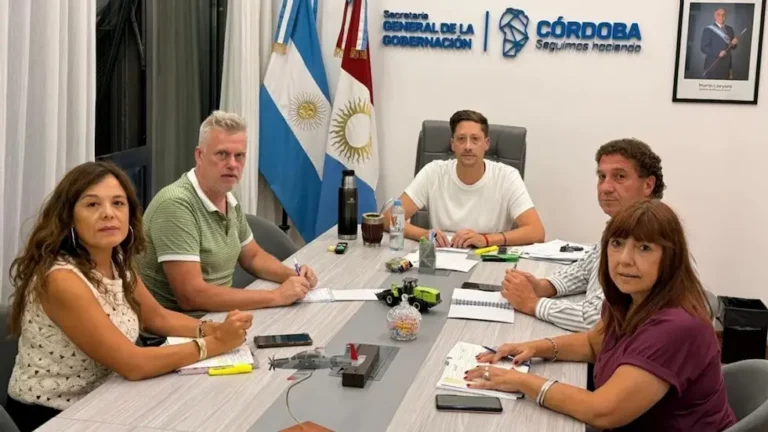 Conflicto docente. Llaryora entrega la tercera oferta y busca un acuerdo con la UEPC