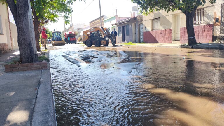 Cruz del Eje: restablecieron el servicio de agua tras reparar una cañería troncal