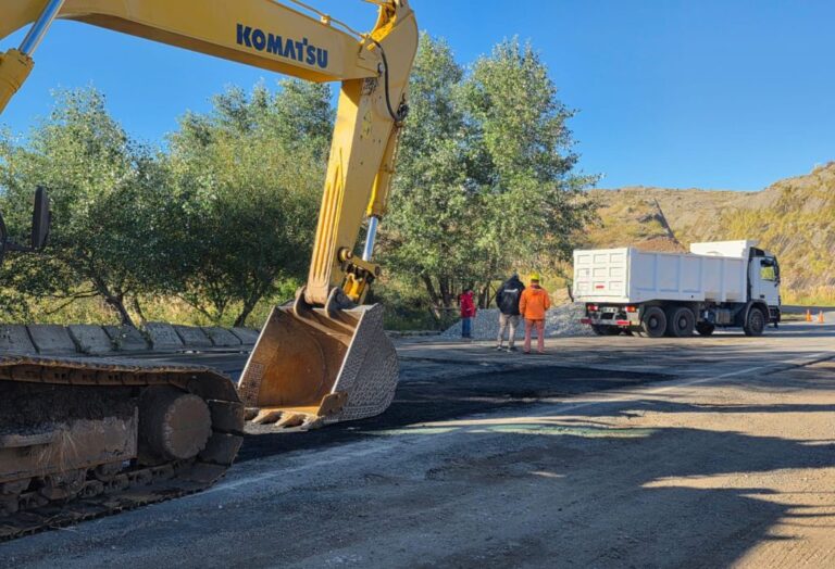 Altas Cumbres: 20 personas trabajan para reparar el hundimiento de la calzada