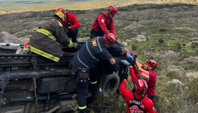 Cayó 30 metros con su camioneta en Altas Cumbres y sobrevivió: así fue el rescate