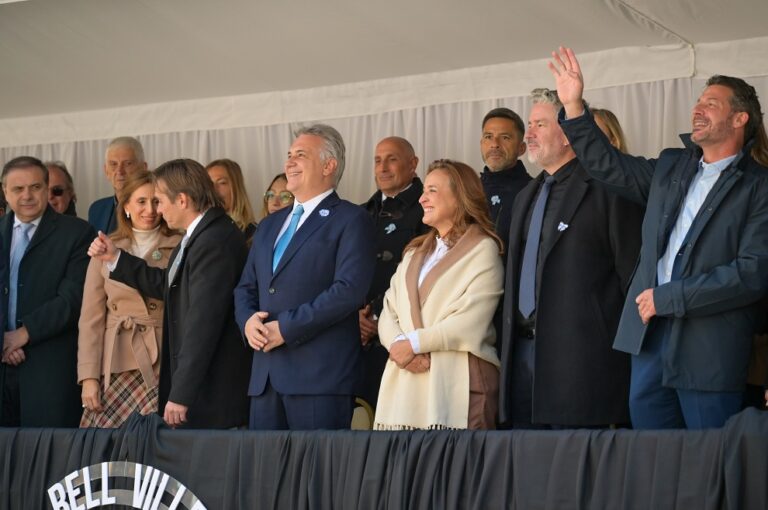 Llaryora y Prunotto encabezaron el desfile cívico-militar por el Día de la Bandera