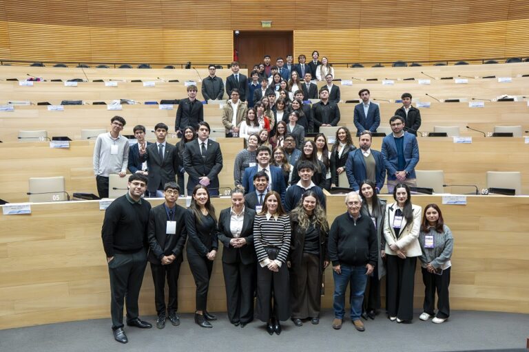 Estudiantes de Derecho debatieron sobre regulación algorítmica y protección digital de niñas, niños y adolescentes