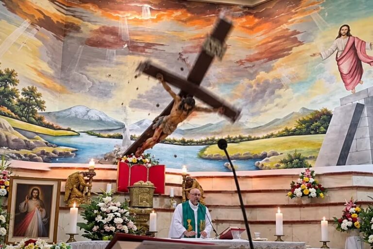 Tragedia en Ecuador: un sacerdote murió tras caerle una enorme cruz durante una misa